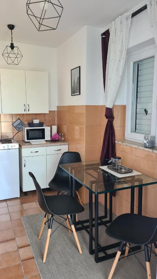 Apartments Solis, 50 M From The Sea - Jakisnica Екстер'єр фото