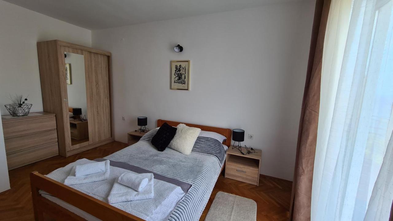 Apartments Solis, 50 M From The Sea - Jakisnica Екстер'єр фото